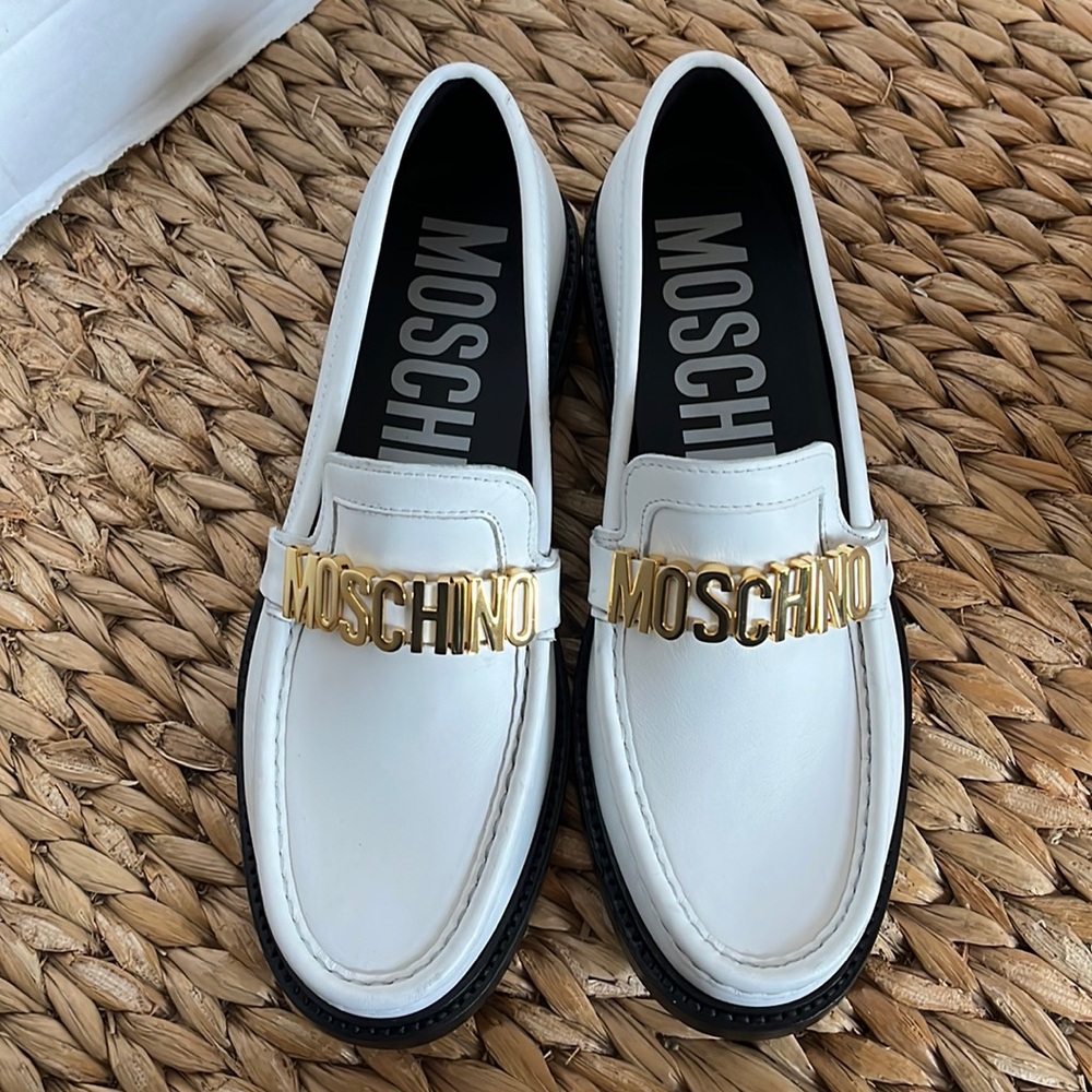 Moschino Women’s Loafers White Leather Gold Logo NEW Size EU 38/ 8 USD